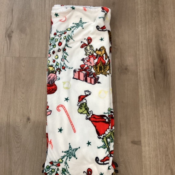 NWT The Grinch Dr Seuss Christmas White Color throw 60 x 70 Cindy-Lou Who Max - Picture 4 of 6